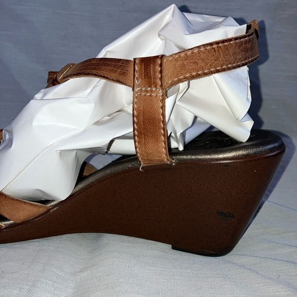 Clarks 8.5 women’s Tan Wedge Sandals with Elegant Lattice Straps - Picture 6 of 16